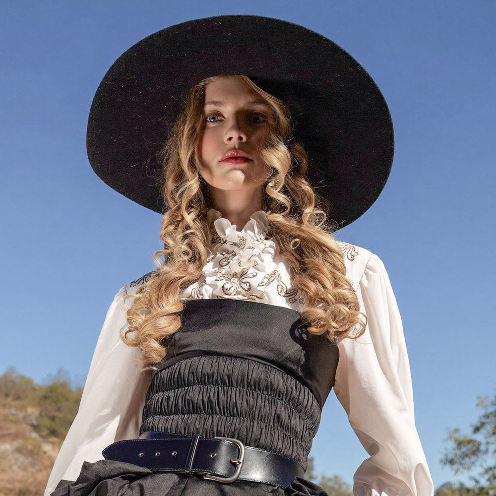 Black wide-brim hat and ruffled collar, Vestiges