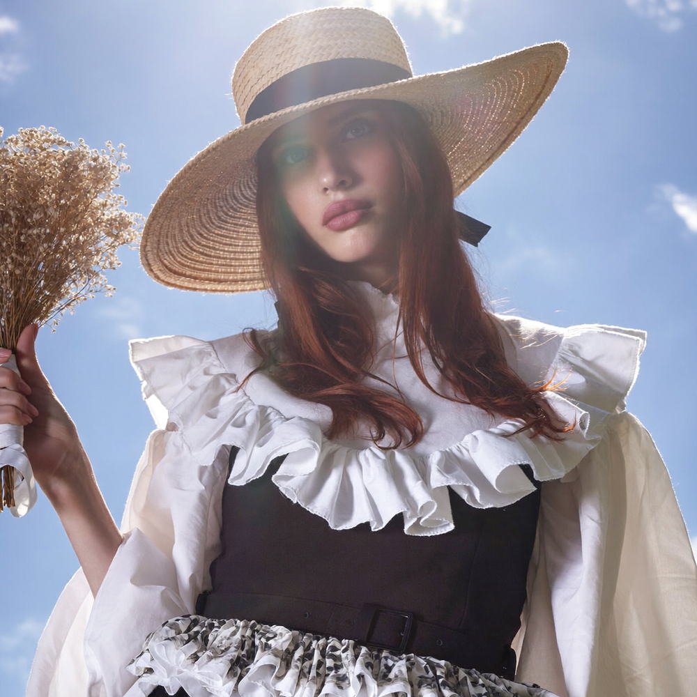 Straw hat and dried flowers, Vestiges
