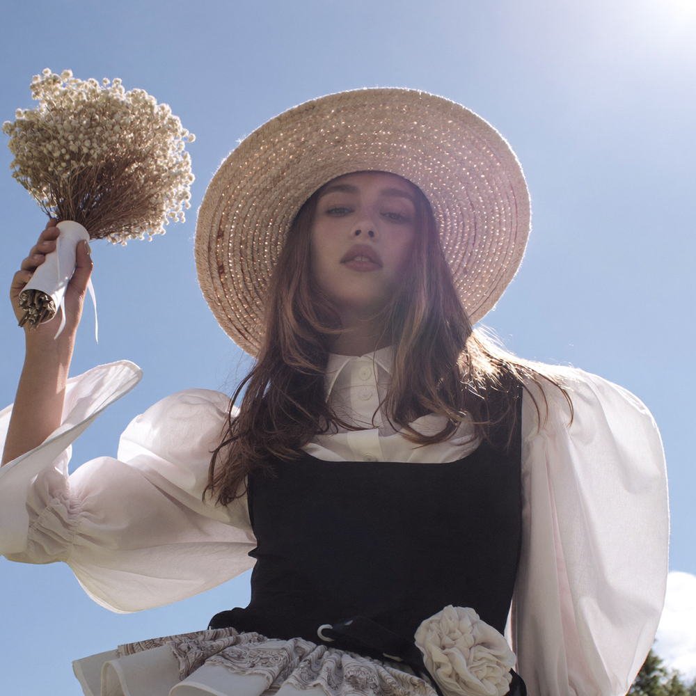 Straw hat and ruffled white blouse, Vestiges