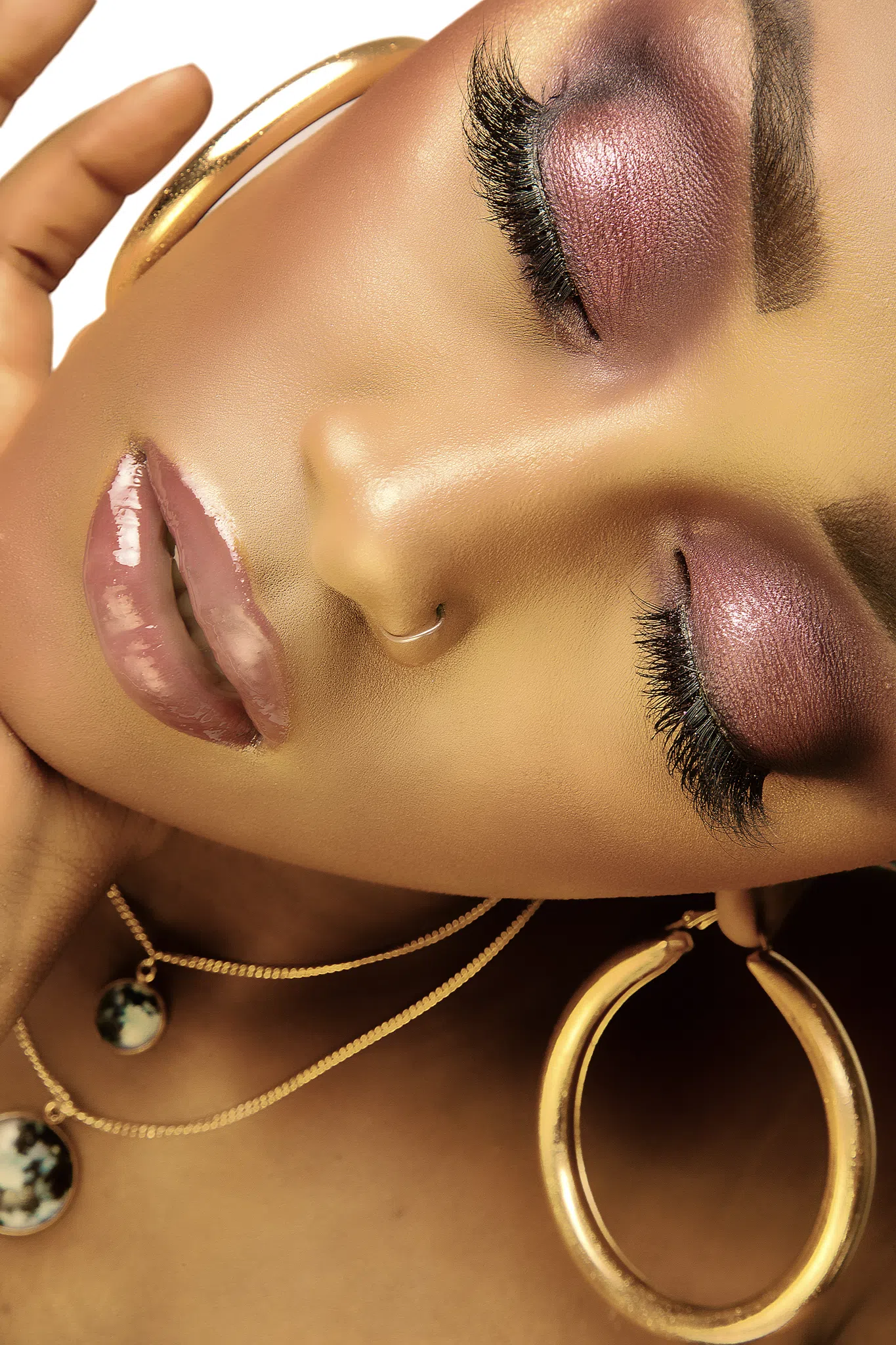 Beauty Photography in Doha by Ghassen Oueslati – Flawless Makeup and Radiant Skin in Doha