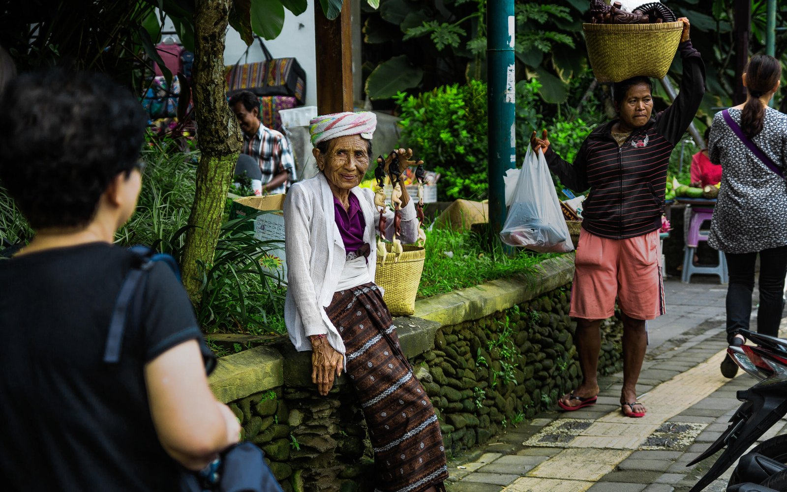 Documentary Photography Qatar 22 Woman carrying offerings on her head, Bali