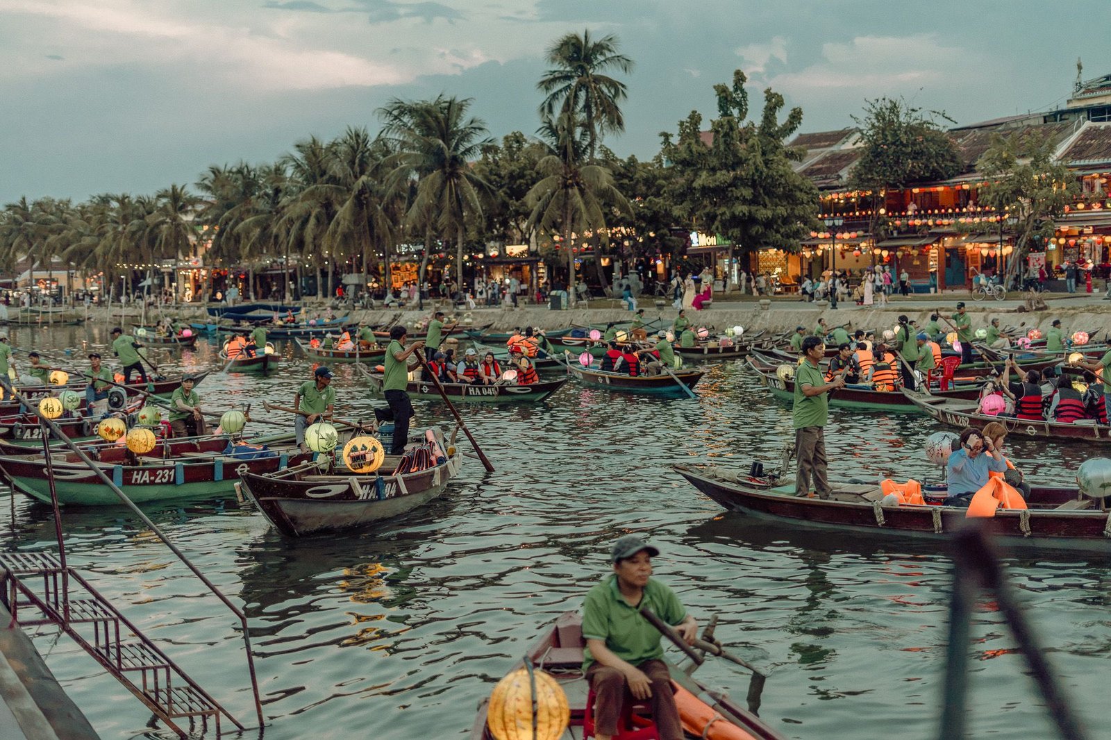 Documentary Photography Qatar 41 24 hoi an rowing boats at dusk ghassen oueslati - Ghassen Oueslati Photography Qatar
