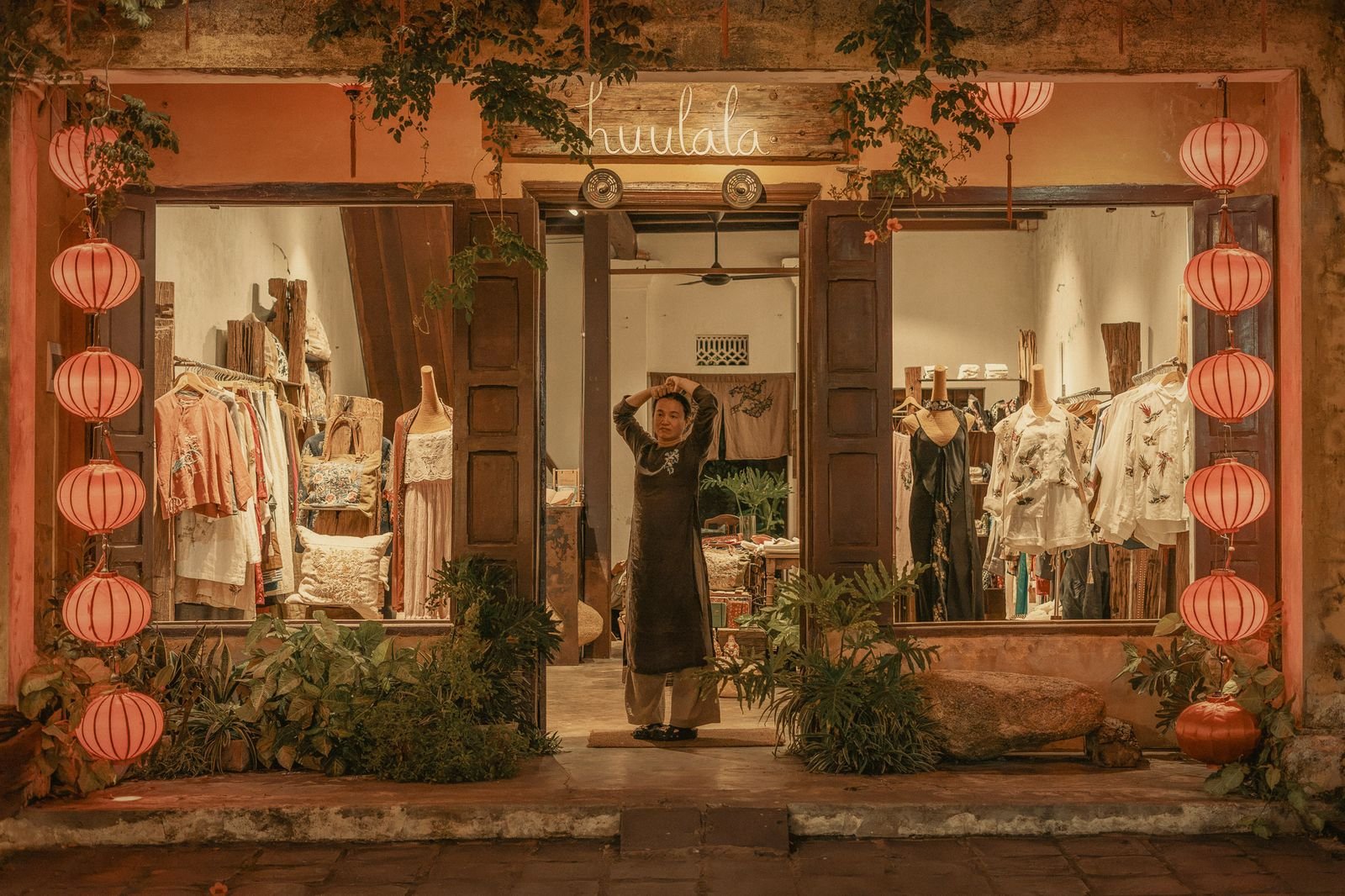 A Hoi An tailor shop framed by red lanterns